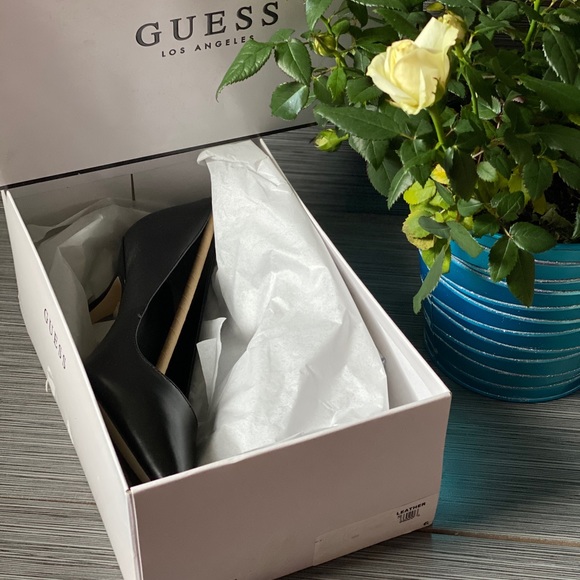 ☀️$$GUESS SALE$$☀️price as shown - Picture 5 of 8